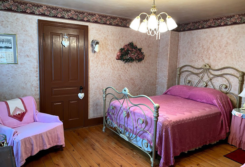 Rose Suite Bed | Filbert B&B, Danielsville, PA